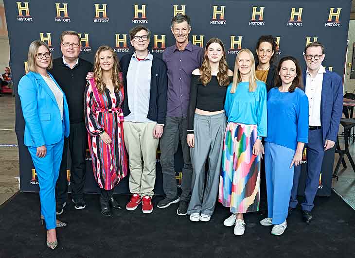 Verleihung des HISTORY-AWARD 2023 am 6. Mai 2023 im Rahmen des DOK.fest München (v.l.): Ingrid Richter (Vodafone Deutschland GmbH), Dr. Sascha Priester (HISTORY-AWARD-Jury), Nina Eichinger, Ralph Caspers, Daniel Sponsel (DOK.fest München), Emilia Flint, Kathrin Palesch (A+E Networks Germany), Maya Reichert (DOK.education), Prof. Dr. Eva Stadler (Hochschule der Medien Stuttgart), Prof. Dr. Johannes Moser (LMU München)  (Copyright: Gert Krautbauer für The HISTORY Channel)